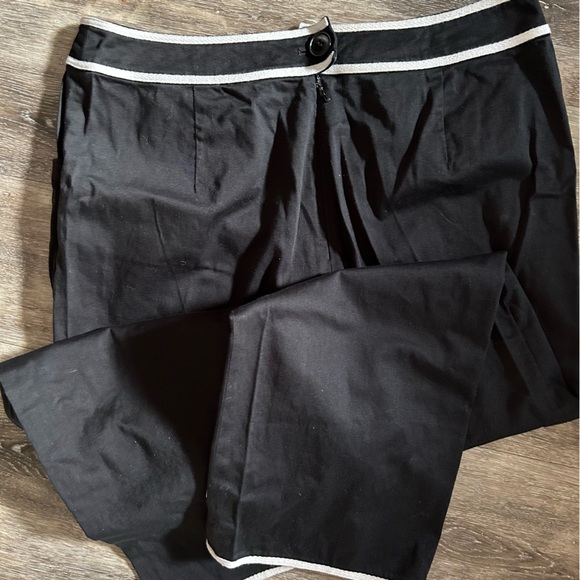 Sharon Young Black and White Floral Embroidered Capri Pants sz 6 - Picture 7 of 9